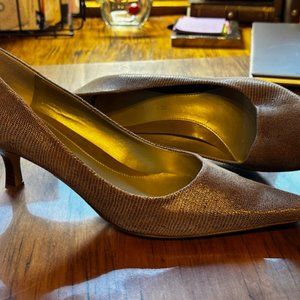 Bandolino Taupe lether upper textured print mid heel pumps